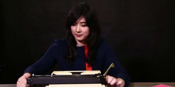 Saat Anak Muda Masa Kini Nyobain Pakai Mesin Ketik